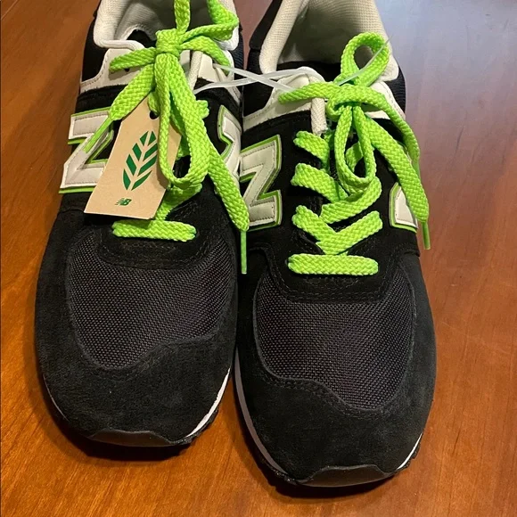 NWT 574 New Balance Kids Black Sneakers with Green Accents big kids size 7